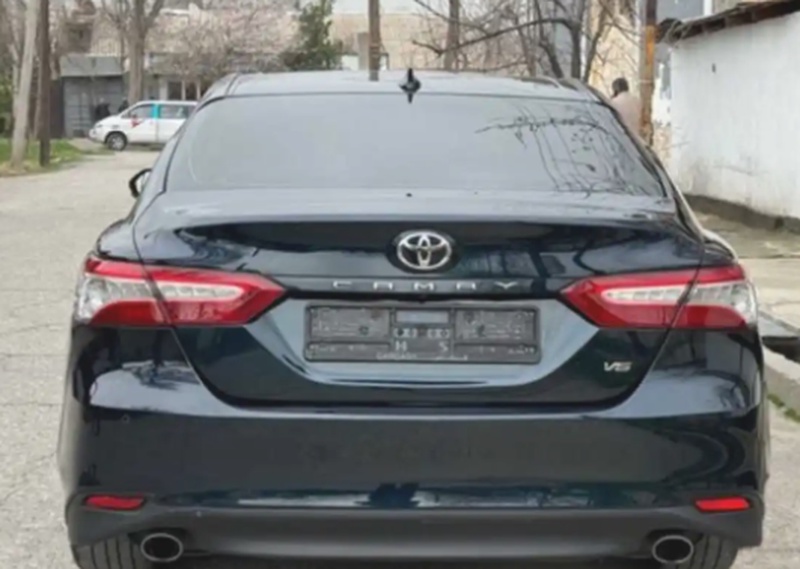 Заднее стекло на Toyota Camry 6